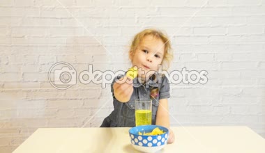 tease, alay, alay çocuk, çocuk, patates cipsi, hisse yemek bebek kız ve çeker el, dalga geçiyor gülüyor