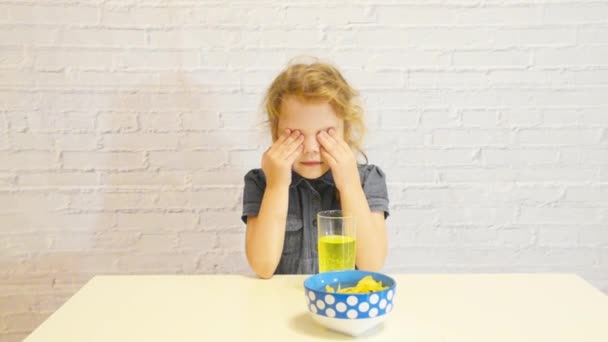 Den Flicka Barnet Kid Baby Äta Potatis Chips Och Dricka — Stockvideo