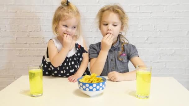 Das Mädchen Kind Kind Baby Kartoffelchips Essen Und Limo Trinken — Stockvideo