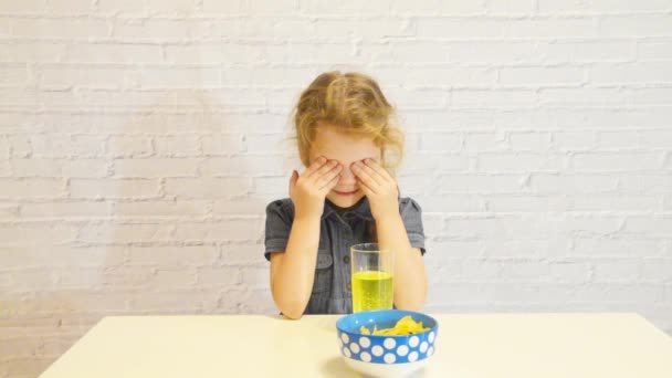 Dziewczyna Dziecko Dziecko Dziecko Jedząc Chipsy Sody Pitnej — Wideo stockowe