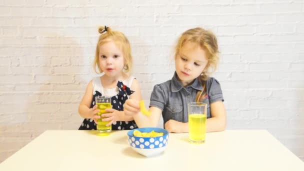嘲笑孩子 女婴吃土豆片 分享和拉手 戏弄笑 — 图库视频影像