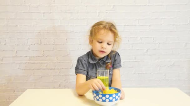 Plagen Beschimpen Bespotten Kind Jongen Meisje Van Baby Eten Potato — Stockvideo