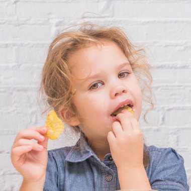 Kız, patates cipsi yemek bebek