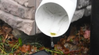 damla ve bulutlu bir günde su spreyi ile bir ev pis su borusu