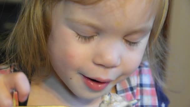 Child Slowly Girl Eats Soup Plate Spoon Wipes Her Mouth — Stock Video