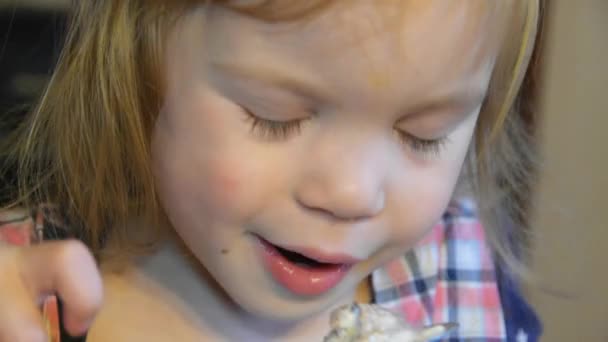 Dziecko Dziewczyna Zjada Zupy Płytki Łyżką Ociera Jej Usta Serwetki — Wideo stockowe