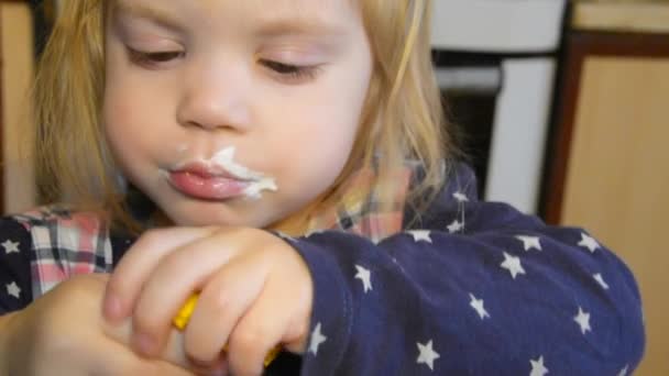 Criança Menina Come Sopa Prato Com Uma Colher Limpa Boca — Vídeo de Stock