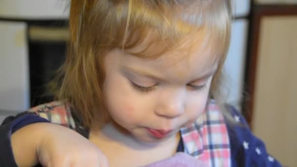 Enfant Fille Mange Soupe Une Assiette Avec Une Cuillère Essuie — Video