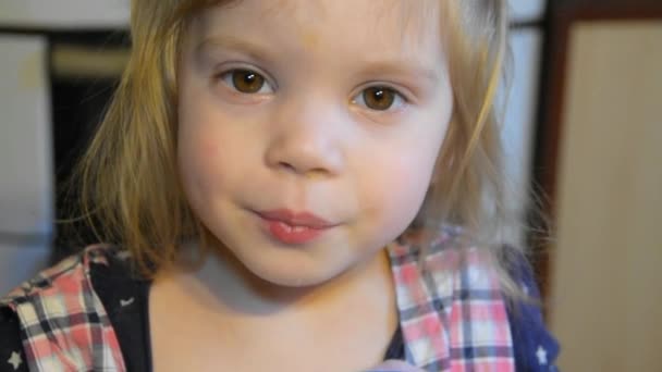 Child Slowly Girl Eats Soup Plate Spoon Wipes Her Mouth — Stock Video