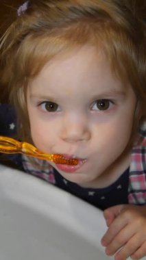  kız bebek diş fırçası, diş fırçalama