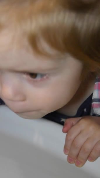 あなたの歯を磨く女の子赤ちゃん歯ブラシ — ストック動画