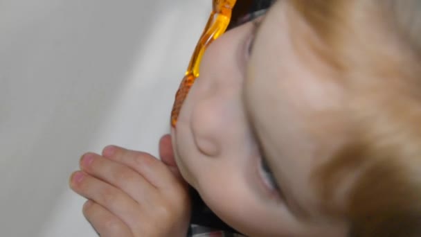 ゆっくりとあなたの歯を磨く赤ちゃん歯ブラシを女の子 — ストック動画