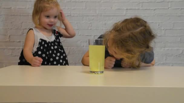 Twee Kinderen Langzaam Meisjes Kijken Oplosbaar Bruisende Vitamine Een Glas — Stockvideo