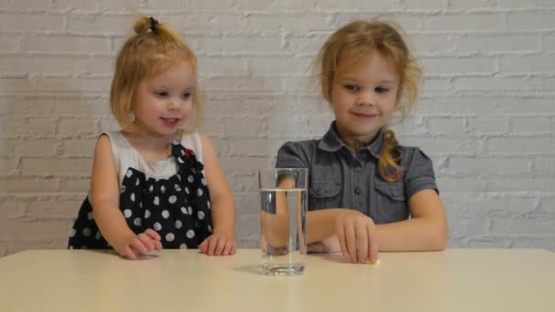 Een Twee Meisjes Kinderen Gooien Oplosbaar Bruisende Vitamine Een Glas — Stockvideo