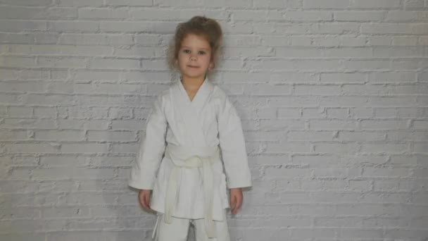 Lány Gyerek Karate Edzéseket Kimonó Szerkezet Fúj Üdvözlés — Stock videók