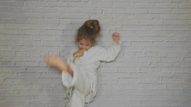 Dziewczyna Powolne Dziecko Kimono Treningi Karate Działa Obecnie Ciosy Pozdrowienia — Wideo stockowe