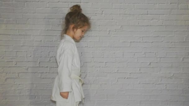 Dziewczyna Dziecko Kimono Treningi Karate Działa Obecnie Ciosy Pozdrowienia — Wideo stockowe