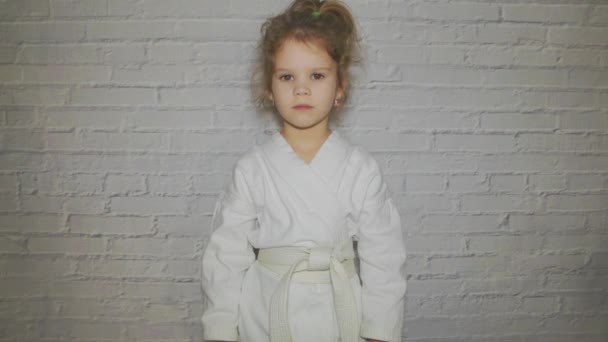 Ett Barn Tjej Kimono Gör Hälsning Böja — Stockvideo