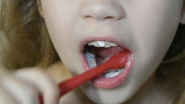 Mädchen Baby Badezimmer Beim Zähneputzen Mit Zahnpasta — Stockvideo
