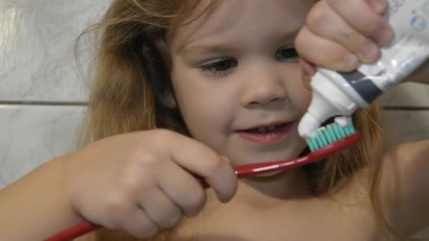 Menina Lenta Bebê Banheiro Escovando Dentes Com Pasta Dentes — Vídeo de Stock