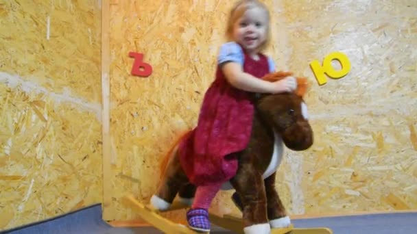 Het Meisje Kind Een Paard Speelgoed Rit Swing Kinderkamer — Stockvideo