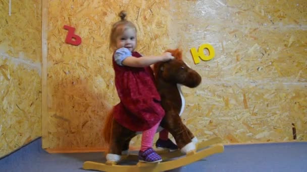 Menina Criança Brinquedo Cavalo Passeio Balanço Quarto Crianças — Vídeo de Stock