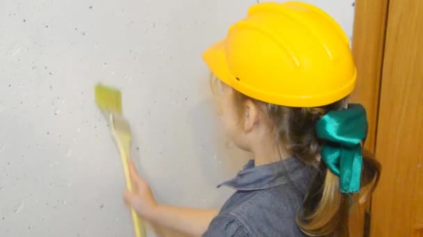 Fille Enfant Dans Casque Pinceau Peignant Mur Blanc — Video