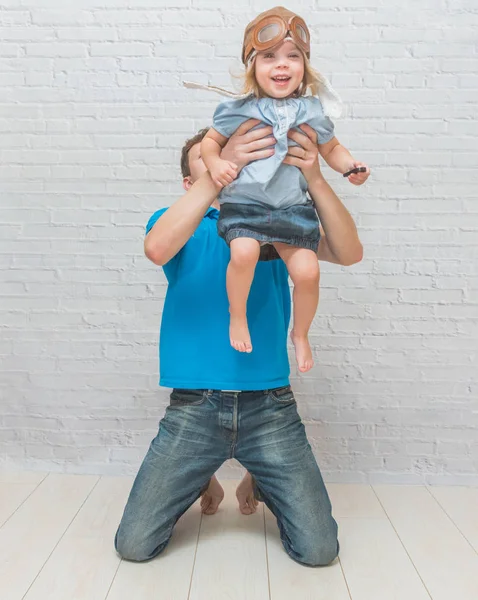 Κορίτσι Ανεβαίνει Παίζοντας Τον Μπαμπά Ένα Λευκό Τοίχο — Φωτογραφία Αρχείου