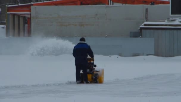 Υπάλληλος Καθαρίζει Χιόνι Ένα Ειδικό Μηχάνημα — Αρχείο Βίντεο