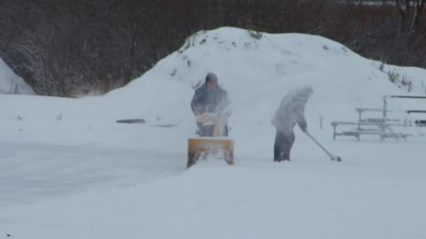 Russia Regione Leningrado Nikolskoye Dicembre 2018 Dipendente Pulisce Neve Con — Video Stock