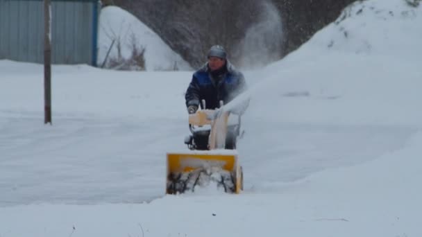 Ryssland Leningrad Region Nikolskoje December 2018 Anställd Rengör Snö Med — Stockvideo