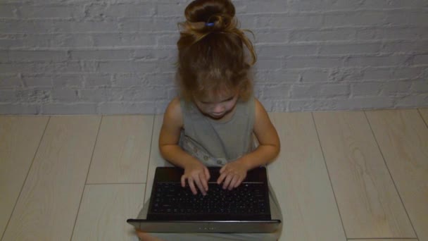 Meisje Kind Zakenvrouw Werken Een Laptop Tegen Een Witte Muur — Stockvideo