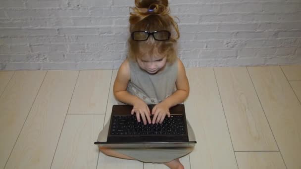 Девушка Детская Деловая Женщина Работающая Ноутбуком Напротив Стены Белого Кирпича — стоковое видео