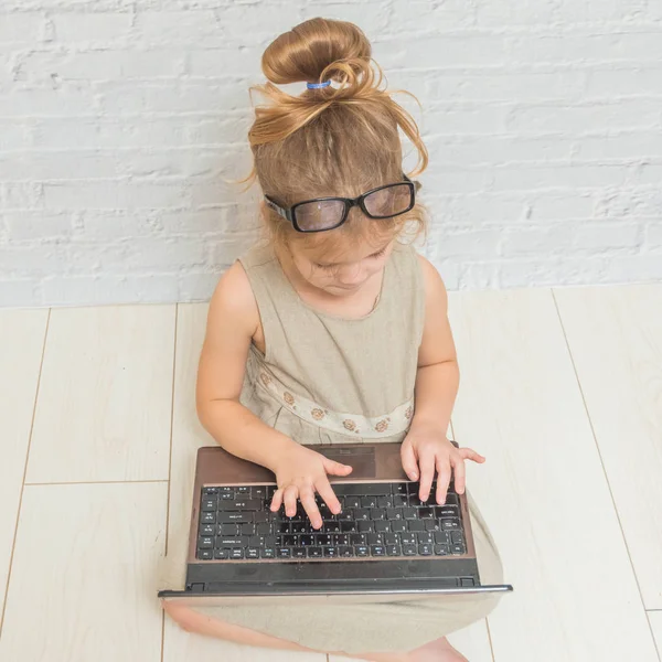 Menina Mulher Negócios Criança Trabalhando Laptop Contra Uma Parede Tijolo — Fotografia de Stock