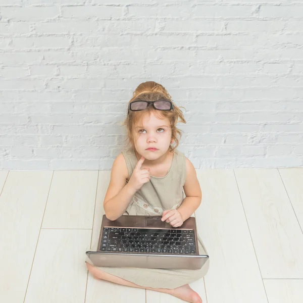 Menina Mulher Negócios Criança Trabalhando Laptop Contra Uma Parede Tijolo — Fotografia de Stock