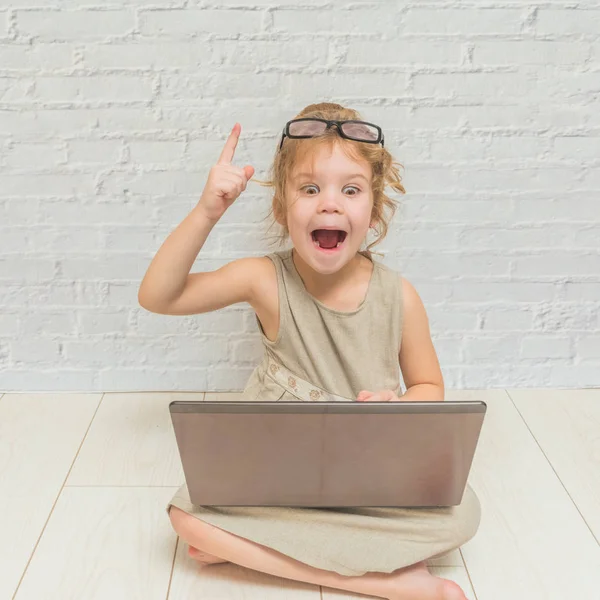 Menina Mulher Negócios Criança Trabalhando Laptop Contra Uma Parede Tijolo — Fotografia de Stock