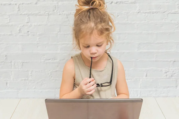 Menina Mulher Negócios Criança Trabalhando Laptop Contra Uma Parede Tijolo — Fotografia de Stock