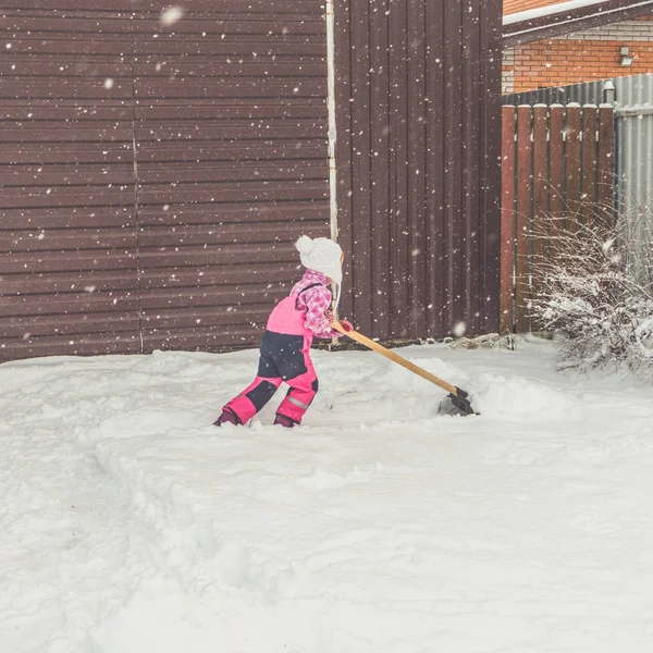 Menina Bebê Grande Remove Neve Caminho Quintal Garagem — Fotografia de Stock