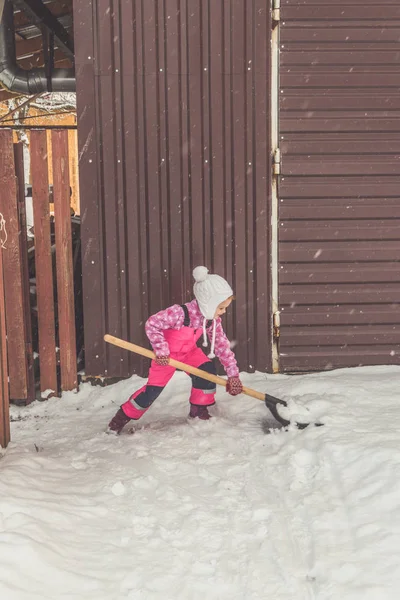 Flickan Baby Stor Spade Tar Bort Snö Från Sökvägen Bakgården — Stockfoto