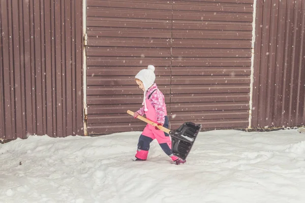 Menina Bebê Grande Remove Neve Caminho Quintal Garagem — Fotografia de Stock
