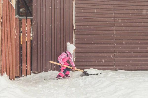Menina Bebê Grande Remove Neve Caminho Quintal Garagem — Fotografia de Stock