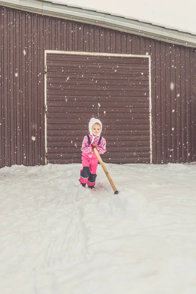 Flickan Baby Stor Spade Tar Bort Snö Från Sökvägen Bakgården — Stockfoto