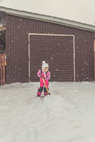 Menina Bebê Grande Remove Neve Caminho Quintal Garagem — Fotografia de Stock