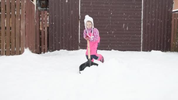 Kız Bebek Büyük Kürek Kar Yolu Garaja Bahçedeki Kaldırır — Stok video