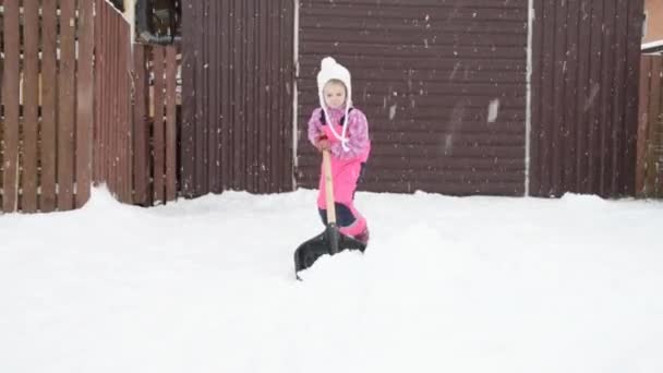 Dívka Baby Velkou Lopatu Odstraní Sníh Cesty Dvoře Garáži — Stock video