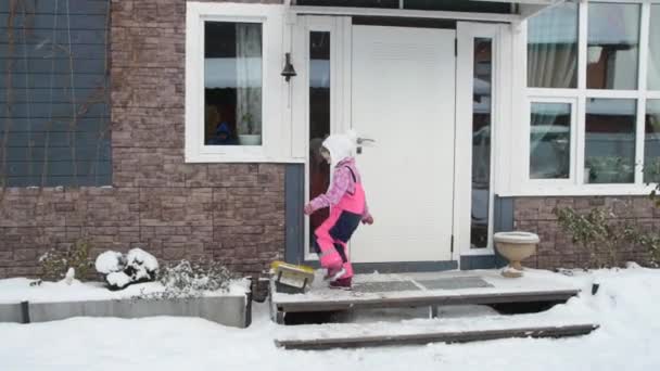 Das Mädchen Ein Kind Putzt Schuhe Vom Schnee Und Betritt — Stockvideo