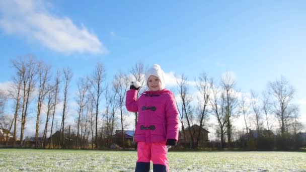 Menina Bebê Lança Bola Neve Dia Ensolarado — Vídeo de Stock