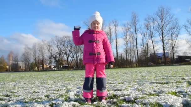 Das Mädchen Baby Wirft Schneeball Einem Sonnigen Tag — Stockvideo