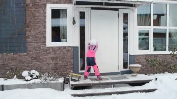 Dziewczyna Dziecko Zima Otwiera Drzwi Idzie Domu — Wideo stockowe