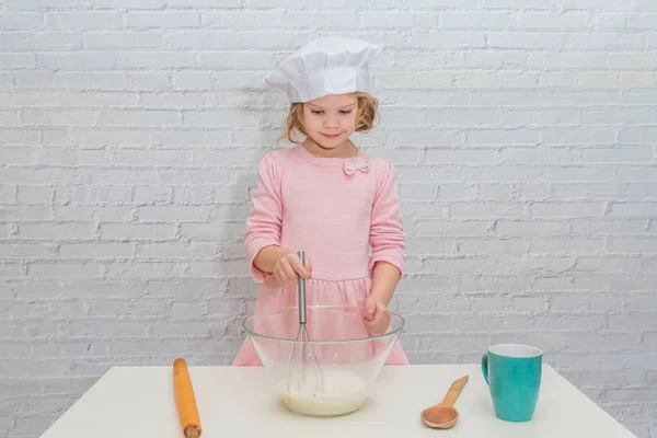 Das Mädchen Kocht Baby Kochen Der Küche Backen — Stockfoto